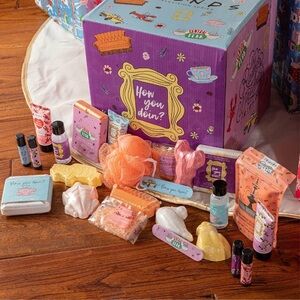Friends TV Show 24 Beauty Days Advent Calendar with Friends Makeup Bag NEW